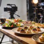 El catering que no aparece en los créditos: cómo la comida condiciona el ritmo de un rodaje audiovisual