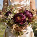 El ramo de novia que no busca combinar, sino contar una historia: flores elegidas por temporada, estilo personal y recuerdo emocional